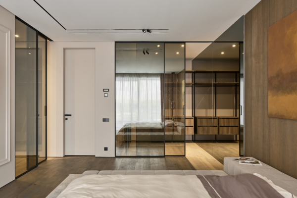 STEEL WINDOWS FOR INTERIOR DESIGN: PARTITIONS, DOORS, AND ZONING